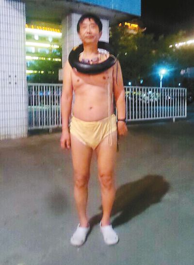 [视频]三亚游泳厅官拟诉城管索赔1元：被欺负只剩裤衩