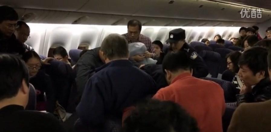 [视频]男乘客大闹机舱 被刑事拘留