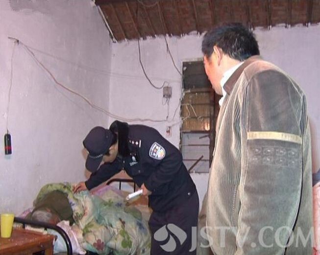 [视频]子女在哪儿？七旬独居老人啃棉被充饥