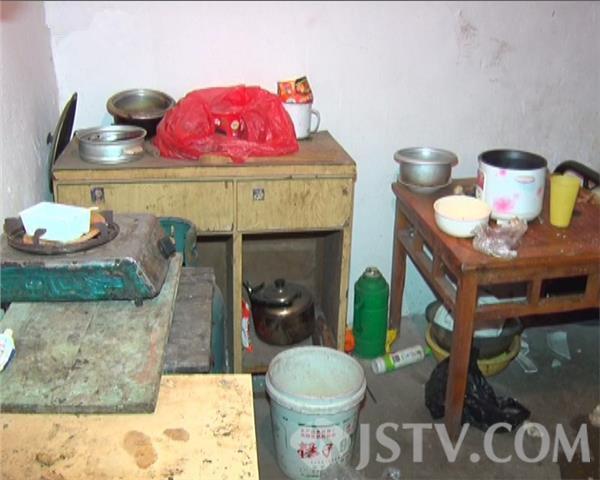 [视频]子女在哪儿？七旬独居老人啃棉被充饥