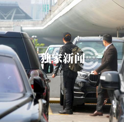 [视频]准爸爸陈思成机车风打扮现身 一路耍酷寡言少语