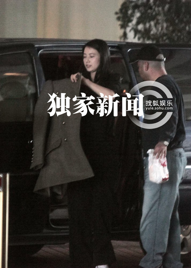 [视频]高圆圆现身酒店 灵巧弯腰捡手机无孕相