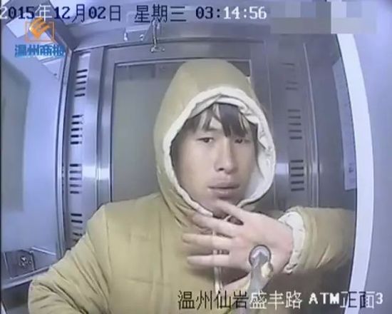 [视频]浙江温州一男子狂砸ATM机 演技浮夸如影帝