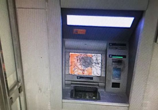 [视频]浙江温州一男子狂砸ATM机 演技浮夸如影帝