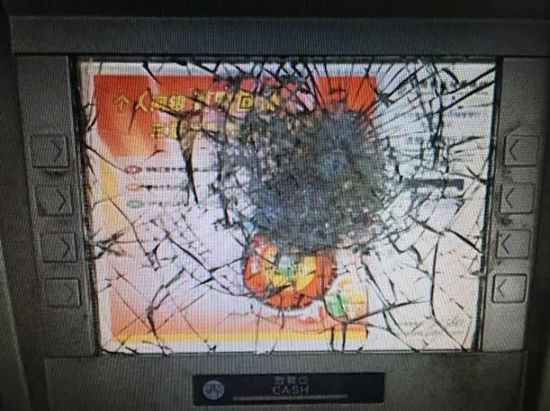 [视频]浙江温州一男子狂砸ATM机 演技浮夸如影帝