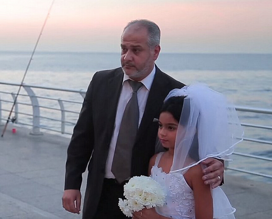 [视频]黎巴嫩街头12岁女孩与老男人拍婚纱照 揭秘童婚现象