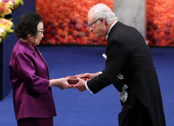 [视频]屠呦呦获颁诺贝尔奖 着紫色长套裙领奖