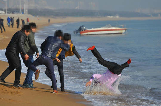 [视频]山东日照海边“闹婚” 新郎寒风中被扔大海