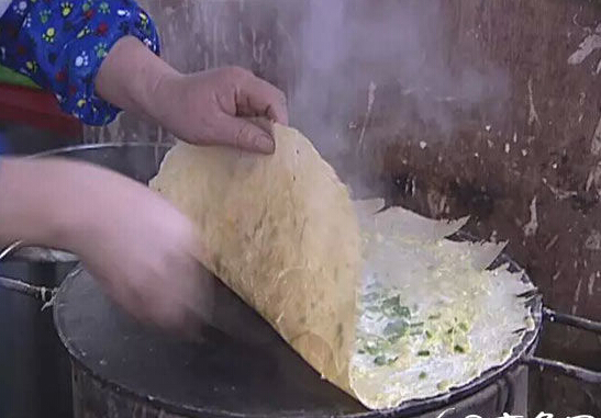 [视频]村民上海卖煎饼年收入几十万 住别墅开豪车 