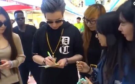 [视频]男子扮韩星进商场 路人纷纷求签名合影