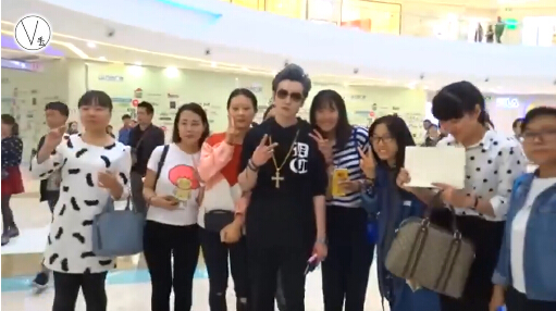 [视频]男子扮韩星进商场 路人纷纷求签名合影