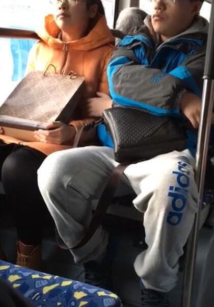 [视频]大连：实拍女孩公交上遭惯犯公然袭胸