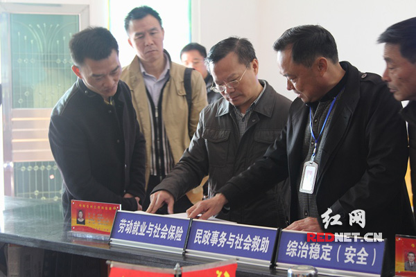 益阳市委书记胡忠雄（左三）在基层调研。