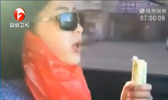[视频]开车啃甘蔗 如何做到目不斜视头不偏
