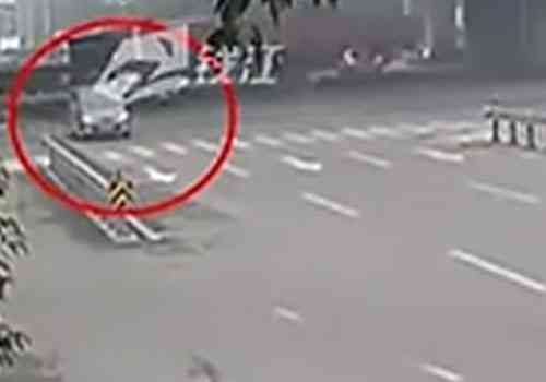 [视频]妻子与丈夫吵架路口跳车 丈夫启动轿车碾压过去