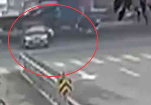 [视频]妻子与丈夫吵架路口跳车 丈夫启动轿车碾压过去