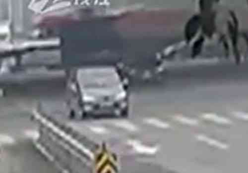 [视频]妻子与丈夫吵架路口跳车 丈夫启动轿车碾压过去