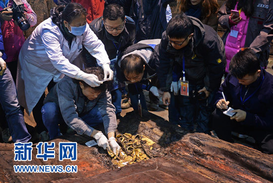 [视频]西汉海昏侯墓考古首现金板金饼 数量惊人