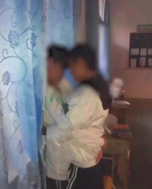 [视频]中学生平安夜在教室里拥吻 男生下跪向女生
