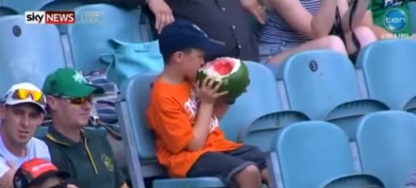 [视频]澳洲一名男孩因吃西瓜走红网络