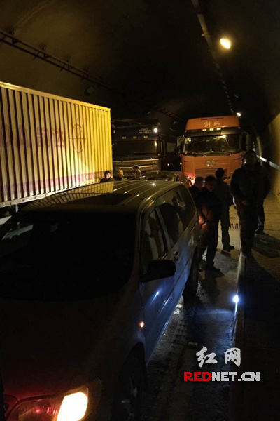 沪昆高速雪峰山隧道,半挂车撞到隧道壁。