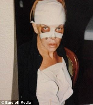 [视频]外籍变性男子整形成瘾 整容156次和妻子似姐妹