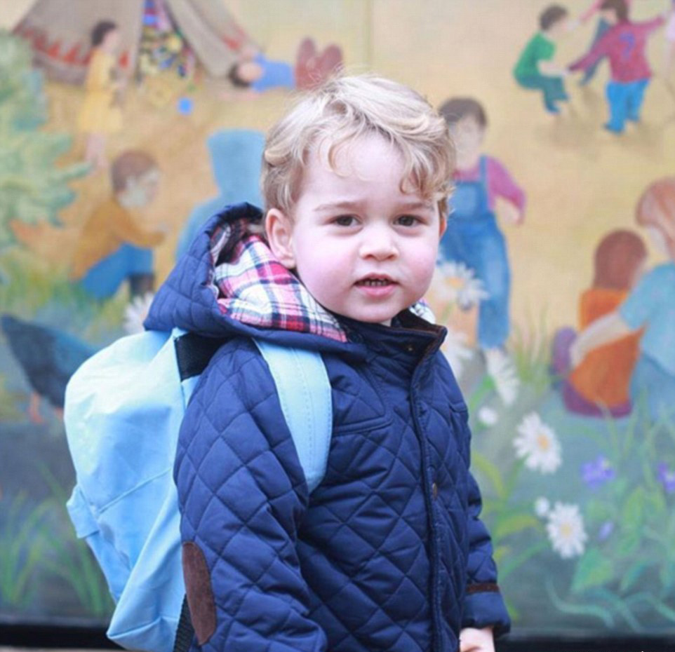 [视频]英国乔治小王子首日入学 背上书包萌态十足