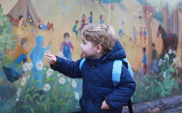 [视频]英国乔治小王子首日入学 背上书包萌态十足