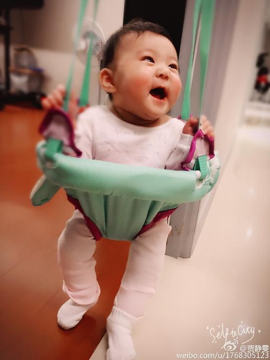 [视频]贾静雯小女儿坐婴儿弹跳椅 大眼可爱似洋娃娃