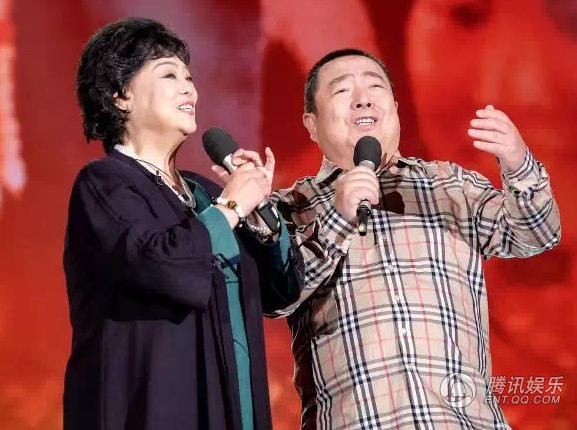 [视频]央视主持人董浩宣布退休 泪洒舞台