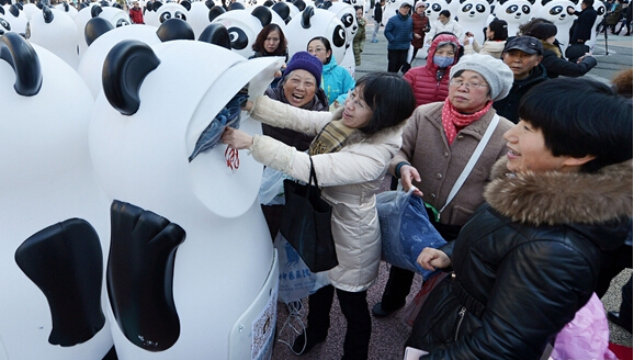 [视频]800只“大熊猫”现身街头 统一回收旧衣物