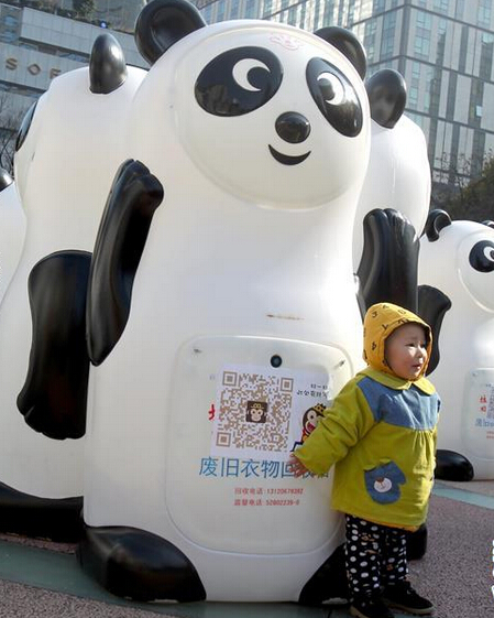 [视频]800只“大熊猫”现身街头 统一回收旧衣物