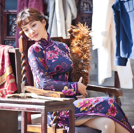 [视频]柳岩穿中国风旗袍 紧身透视显现玲珑身材