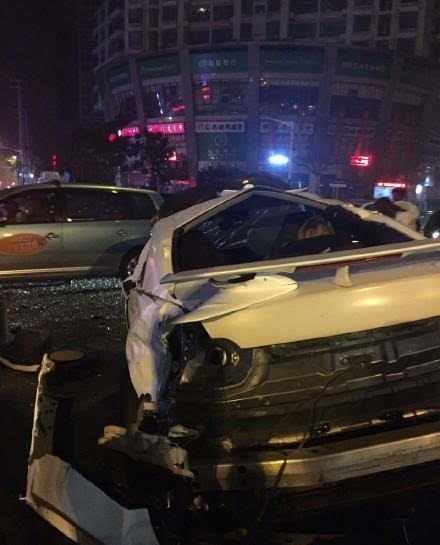 [视频]游戏主播驾驶超跑撞车 事发时正在网络直播