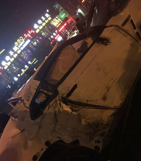 [视频]游戏主播驾驶超跑撞车 事发时正在网络直播