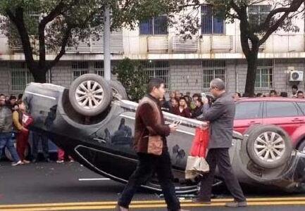 [视频]南昌部分出租车歇业 现场掀翻一辆专车