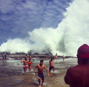 [视频]实拍滔天巨浪袭击悉尼海岸 上百游客被拍中