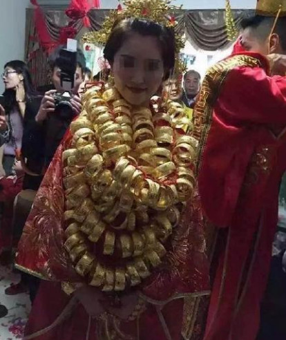 [视频]广东又现土豪婚礼：新娘脖子挂满金手镯