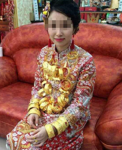 [视频]广东又现土豪婚礼:新娘脖子挂满金手镯