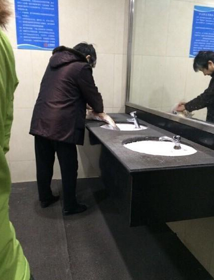 [视频]地铁厕所内现阿姨杀鱼 台子上都是血