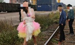 [视频]新婚夫妻铁轨上拍婚纱照逼停火车 被治安处罚
