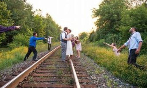 [视频]新婚夫妻铁轨上拍婚纱照逼停火车 被治安处罚