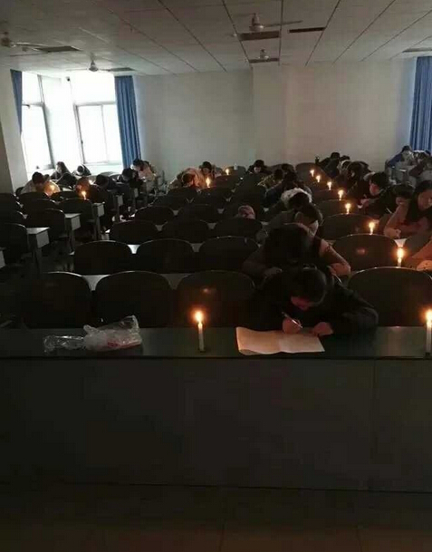 [视频]教室停电学生点蜡烛考试 就冲这学霸精神给你满分