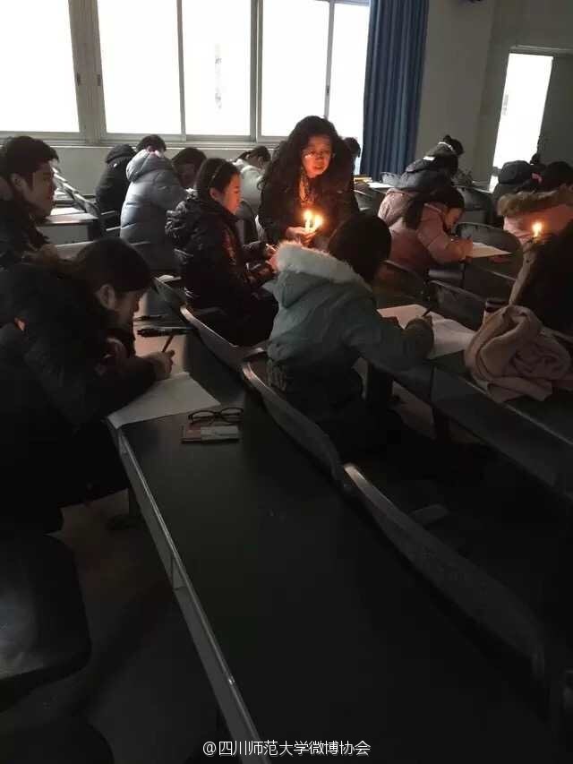 [视频]教室停电学生点蜡烛考试 就冲这学霸精神给你满分
