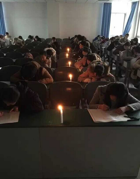[视频]教室停电学生点蜡烛考试 就冲这学霸精神给你满分