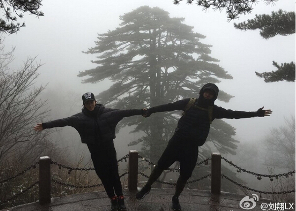 [视频]刘翔吴莎腊八节登山放闪 亲密合影大秀恩爱