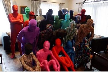 [视频]日本流行穿包裹全身紧身衣走上街头