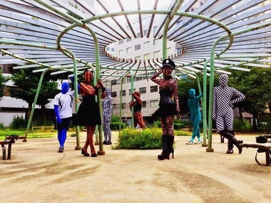 [视频]日本流行穿包裹全身紧身衣走上街头