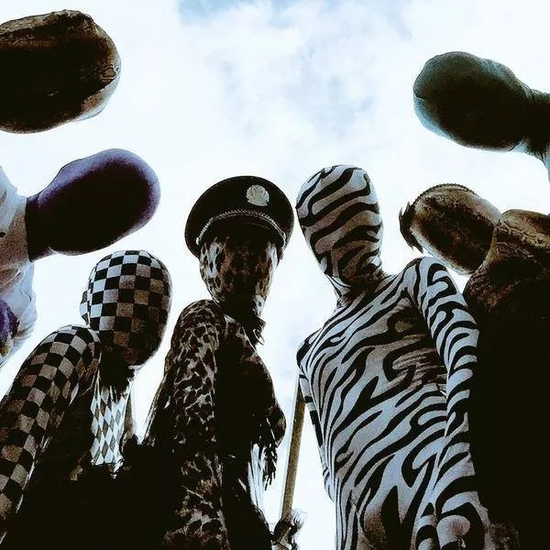 [视频]日本流行穿包裹全身紧身衣走上街头