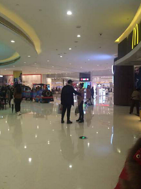 [视频]小情侣商场吵架 女友大喊“滚”男友躺地打滚